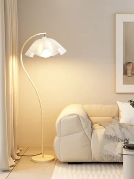 Торшер в кремовом стиле, прикроватная лампа для гостиной, спальни, простое и современное оформление, освещение атмосферы, Вертикальная настольная лампа