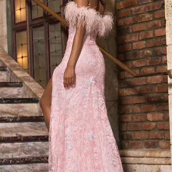 Розовое бальное платье С вырезом без плеч, украшенное Прозрачным кружевом, сверкающими пайетками и перьями на плечах, дополненное платьем с высоким разрезом