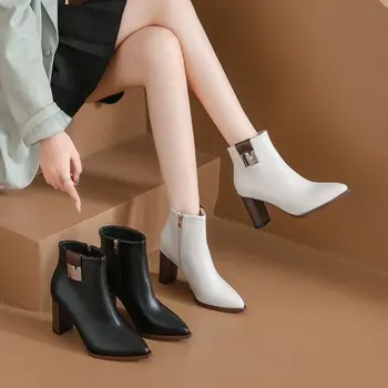 Осенне-зимнее корейское издание 2023 года, новые модные сапоги с заостренным металлическим украшением, женские короткие сапоги на высоком каблуке