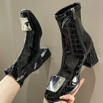 Современные водонепроницаемые женские ботинки с металлическим украшением на квадратном каблуке и внутренней застежкой-молнией, новая коллекция осени и зимы 2023 года