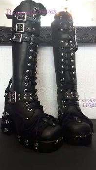 Черные ботинки на шнуровке с пряжкой для ремня в несколько полос, женские сапоги до колена, Металлические заклепки, Дикие пинетки на платформе, уличная обувь на толстом каблуке с круглым поясом